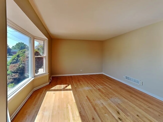 Photo - 7649 S Oconto Ave