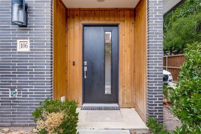 Photo - 1832 N Garrett Ave Unit 103