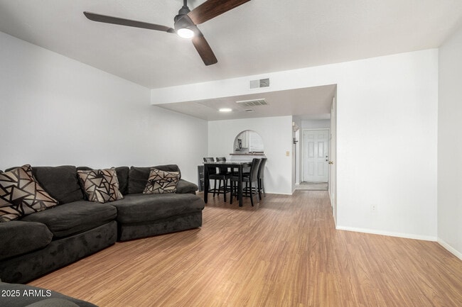 Photo - 622 W 14th St