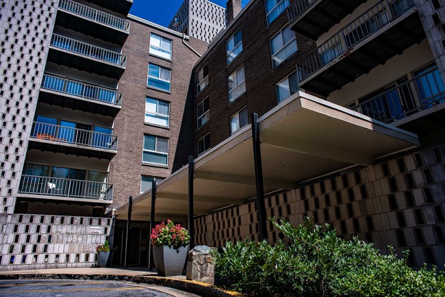 Entrada cubierta a los apartamentos Silver Spring House - Silver Spring House