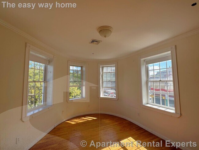 Building Photo - 4 Bishop Allen Dr Unit #2