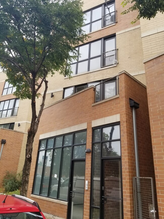 Building Photo - 2438 W Madison St Unit 301 Rental