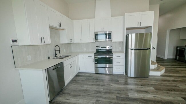 Building Photo - 5535-5539 Potomac St. Unit 5537