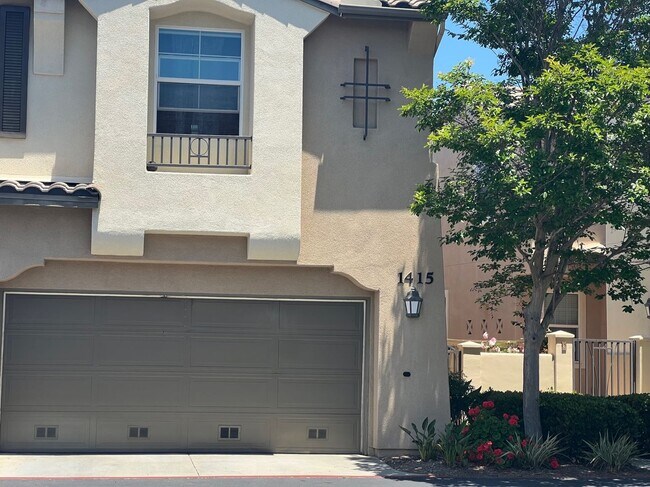 Building Photo - Wonderful Eastlake Townhome, 3 bedroom, 2....
