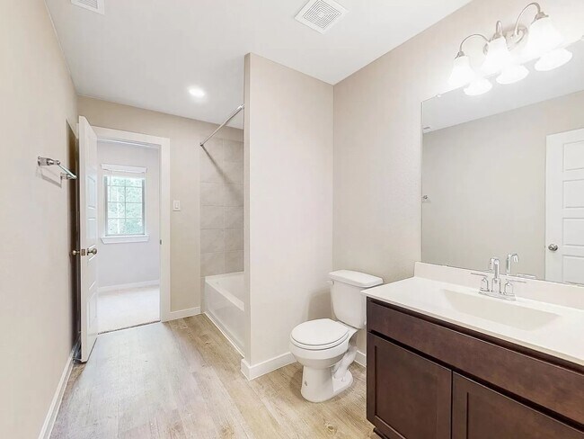 Photo - 322 Wisteria Mnr St
