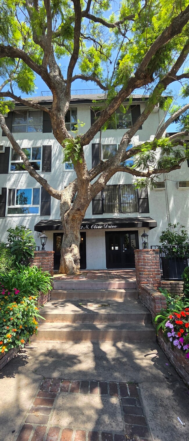 Building Photo - 1222 N Olive Dr Unit 305 Rental