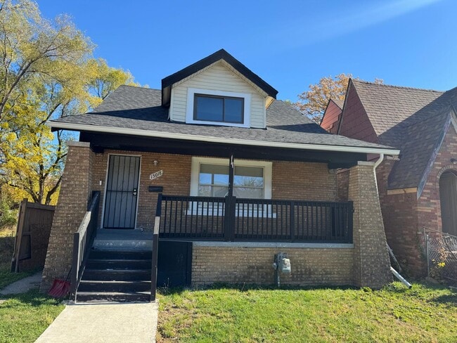 Building Photo - 15018 Pinehurst St