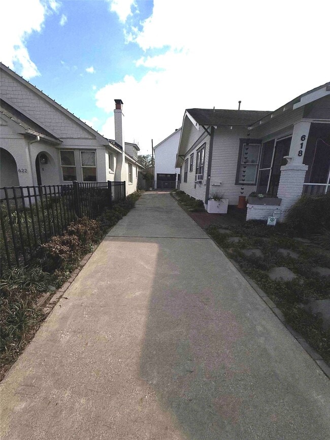 Photo - 618 E 16th St