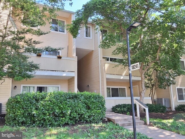 Building Photo - 18241 Swiss Cir Unit 5 BY
