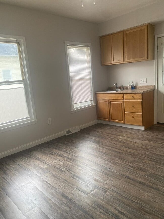 Photo - 2200 W 103rd St Unidad Down