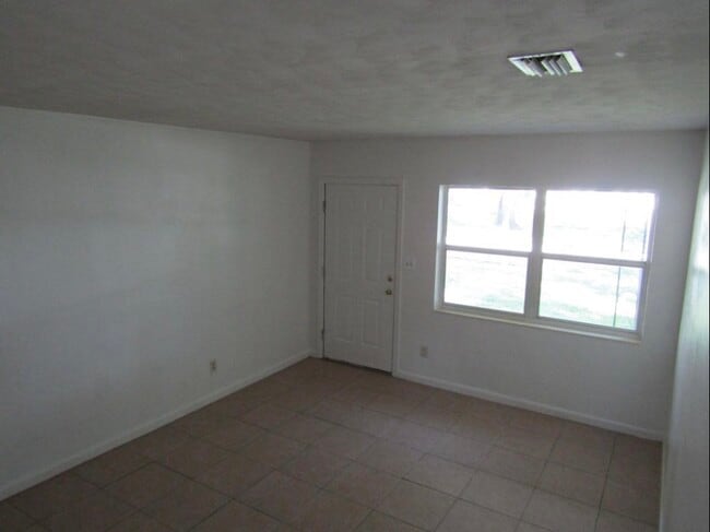 Living ro - 144 W Michigan Ave Unit 144 W Michigan Ave