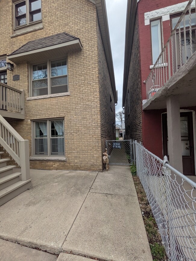 Building Photo - 510 W 45th St Unit 1
