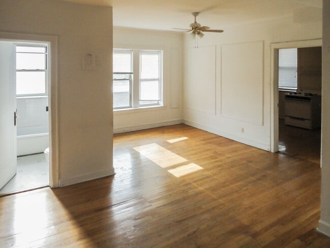 Building Photo - 4838 N Wolcott Ave Unit 3B