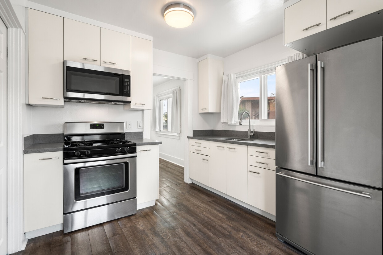 Kitchen - 615 S Grevillea Ave (Inglewood, CA)