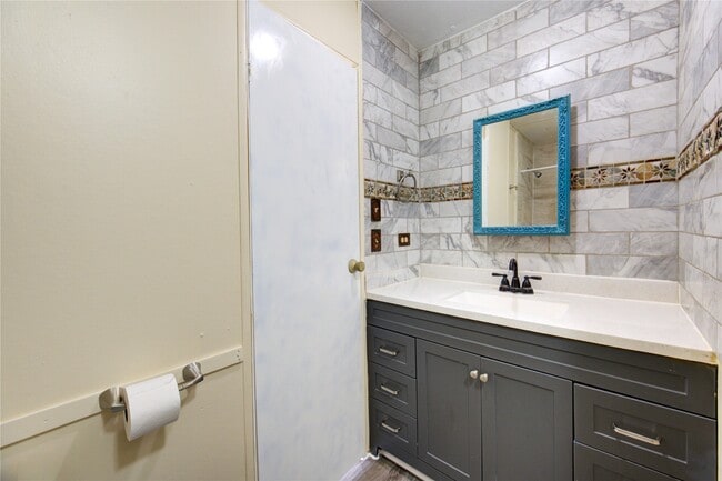 Building Photo - 16713 Ewing Ln Rental
