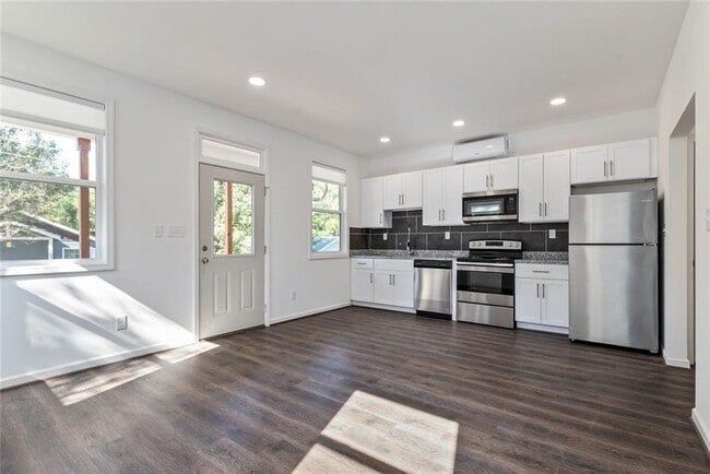 Photo - 1060 Grant Way SE