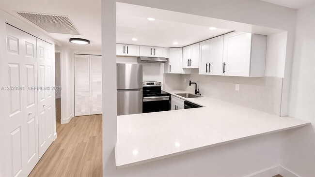 Building Photo - 5845 Washington St Unit 65