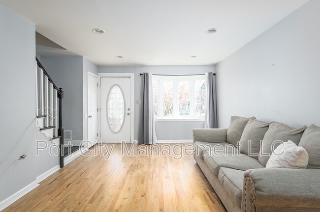 Photo - 744 Aldworth Rd