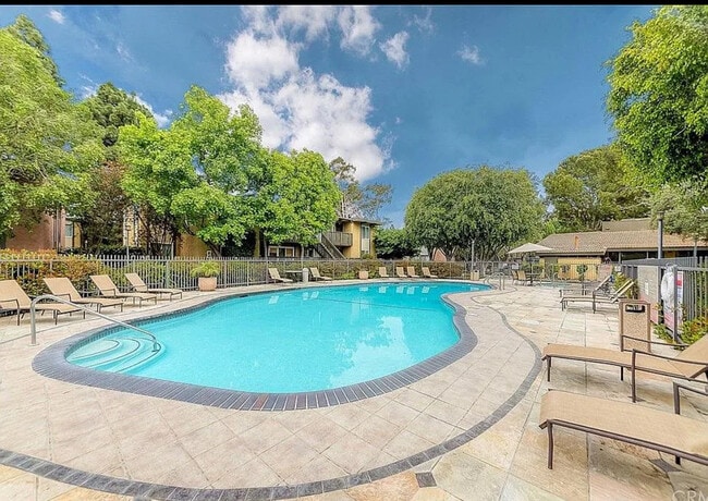 Building Photo - 23306 Marigold Ave Unit W104