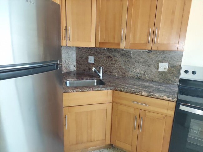 Building Photo - 505 SW 9th St Unit East