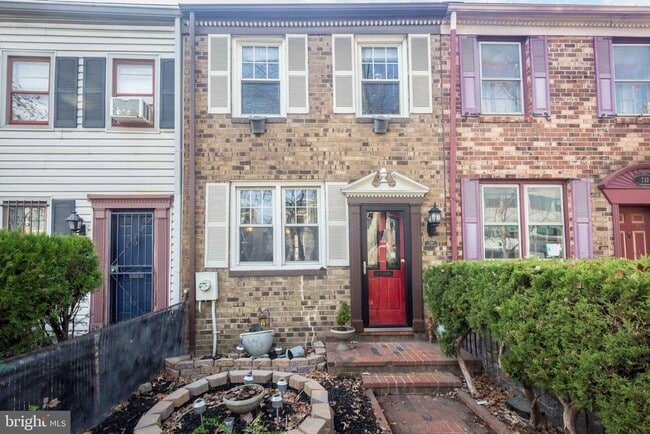 Building Photo - 730 6th St NE Rental