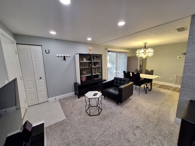 Second Floor Annual rental available now in the 55+ condominium community of Cedar Woods.
