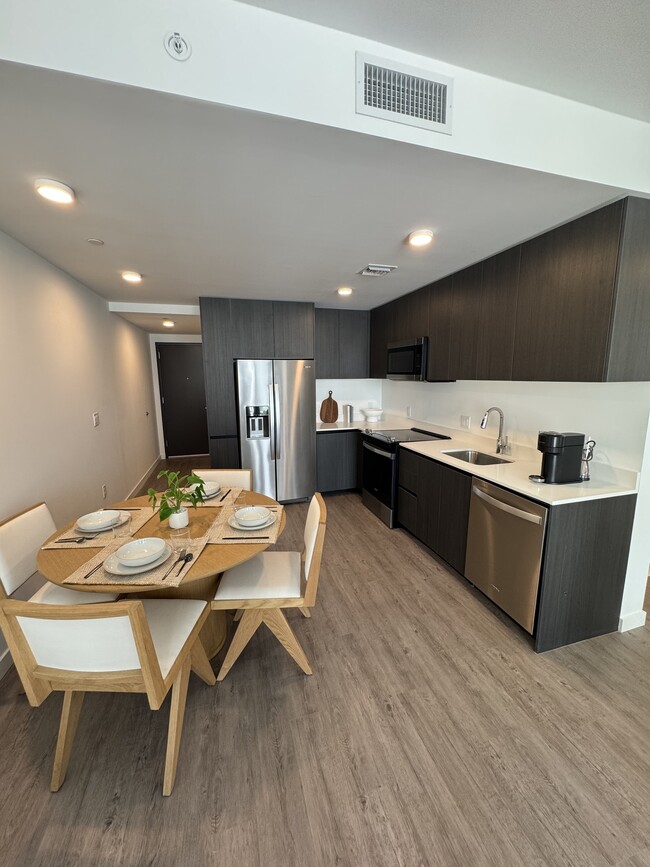 Building Photo - 405 NE 28th St Unit B