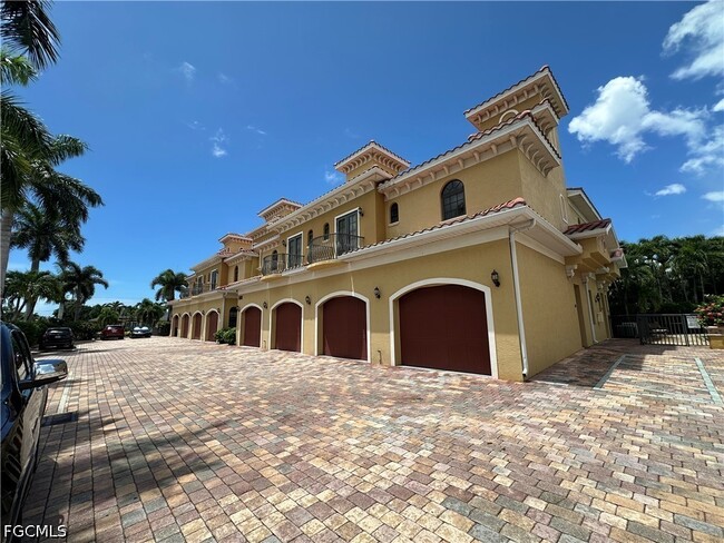 Photo - 4910 SW 17th Pl Unit 5
