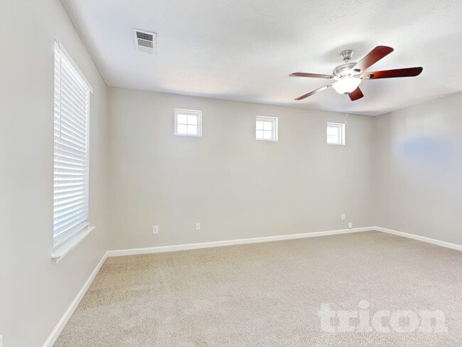 Photo - 242 Oak Grove Way