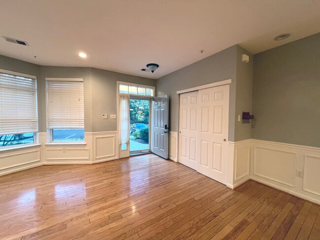 entrada principal y armario - 305 Dresher Woods Dr Unidad 305