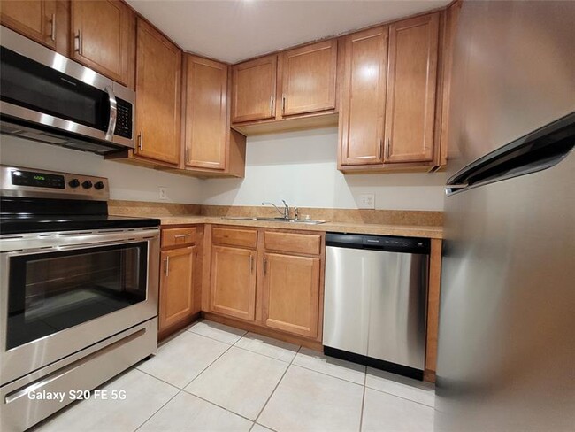 Building Photo - 10880 Royal Palm Blvd Unit 10880 Rental