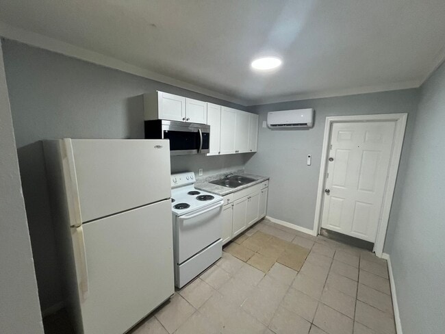 Photo - 2371 Edwin St NE