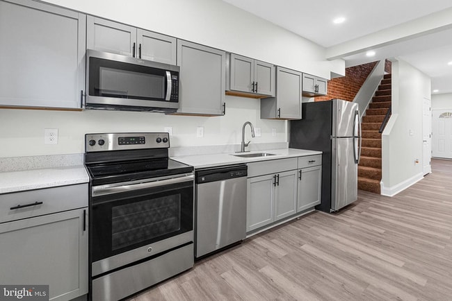 Building Photo - 3 bedrooms, 3.5 bathrooms