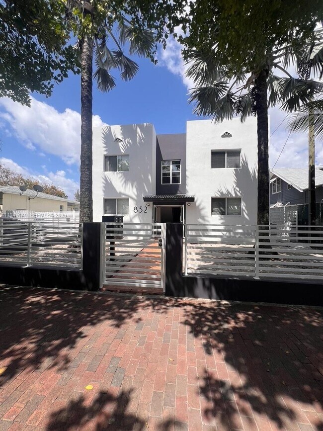 Photo - 852 SW 13th Ave Unit 3