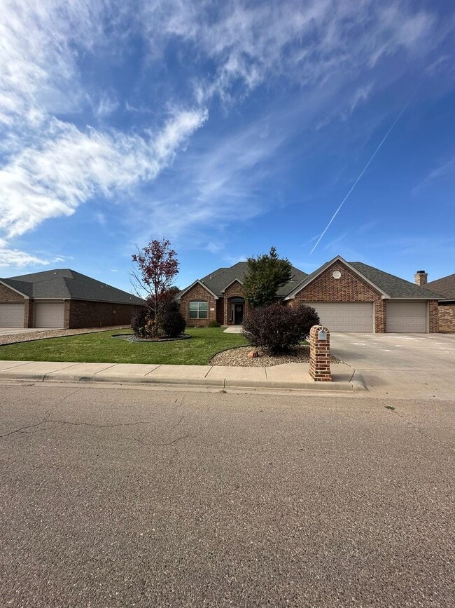 Building Photo - Stunning 4 Bed Home! 3 Car garage ! Mesa School District!