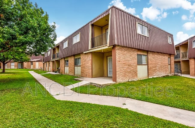 Photo - 801 E 9th St