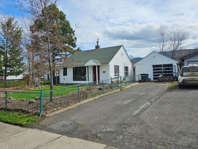 Building Photo - 906 G Ave