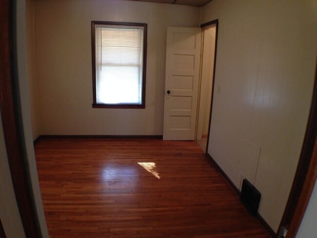 Building Photo - Nice 2 bed 1 bath Ready for Move In!