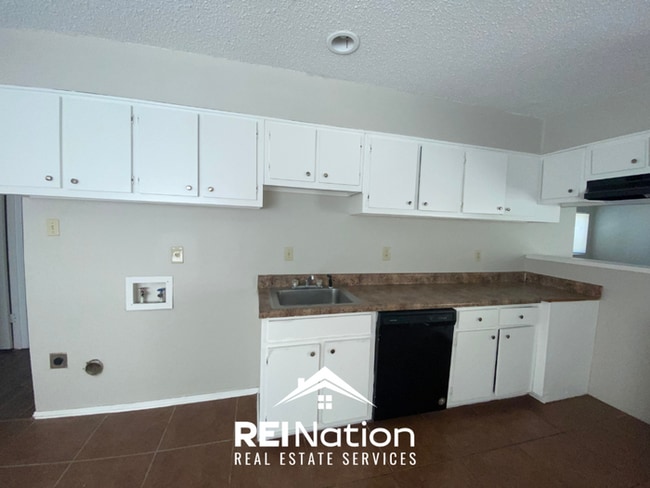 MEMPHIS GEM! 3BR/2BA w/ High Vaulted Ceilings & Fireplace | Fenced Yard!