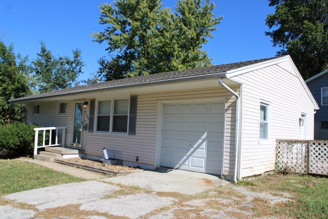 Photo - Spacious 3 Bedroom and 1 full bath home in...
