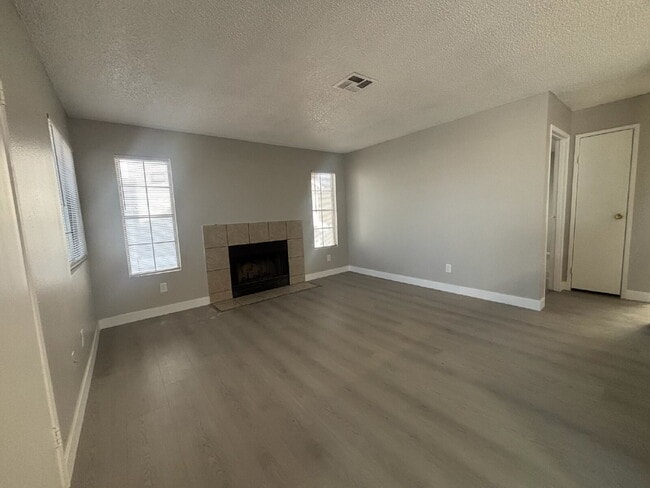 Photo - 2 Bed / 1 Bath open floor plan with new LVP and private washer/dryer! Unidad 2029