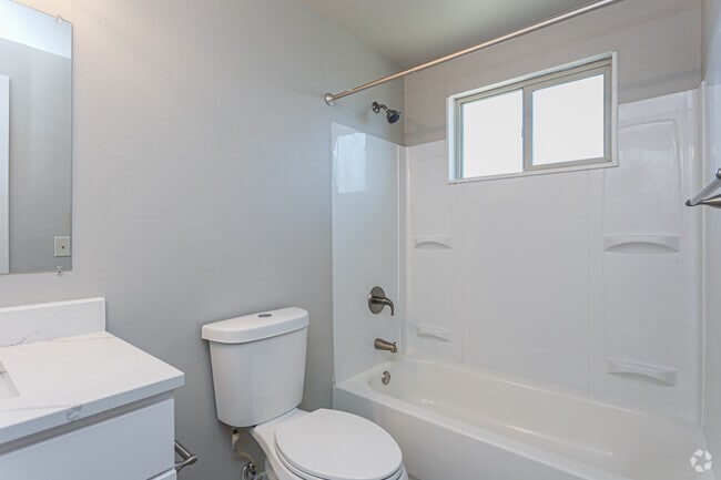 1BR, 1BA - 650SF - Bathroom