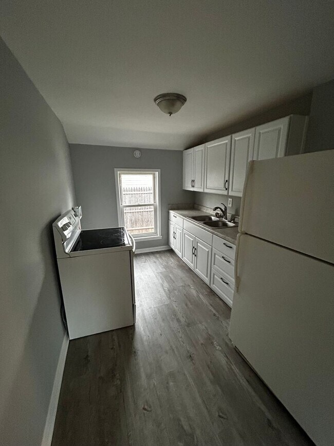 Photo - CUTE 1 BEDROOM HOUSE WITH PRIVATE FENCED BACKYARD QUIET STREET