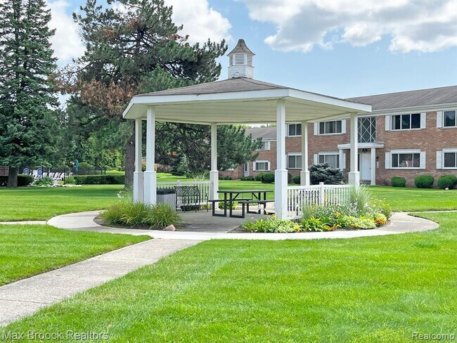 Photo - 801 W Long Lake Rd Unit A-4