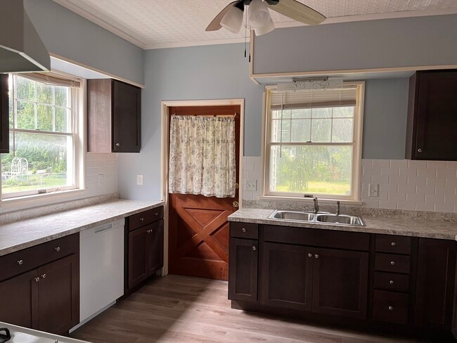 Photo - 364 Ravenwood Ave