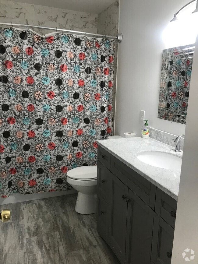 Building Photo - ** CUTE 2/1.5 CONDO IN FARFIELD OAKS **