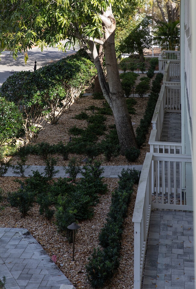 3318 W. De Leon