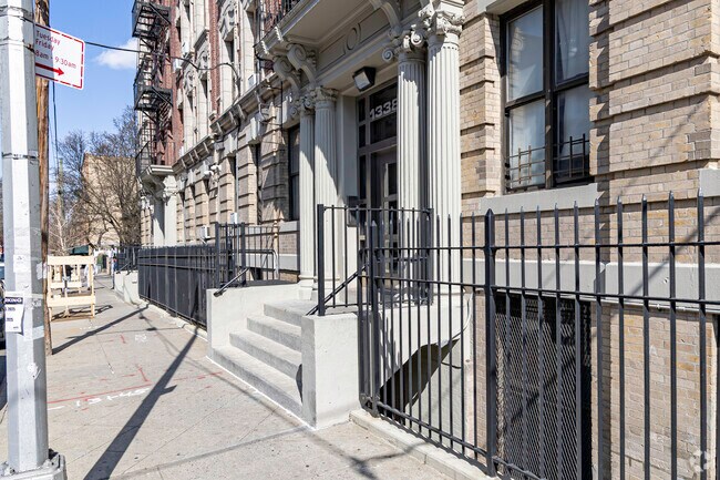 Walkway - 1338 Franklin Ave