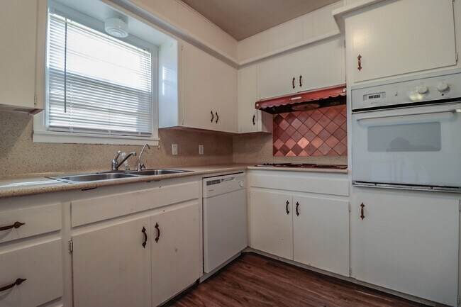 Photo - Pre-Leasing - 3 bed 2 bath