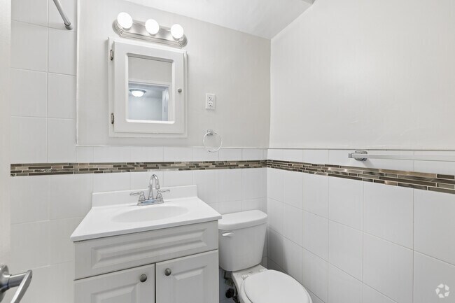 1BR, 1BA - 530SF - Bathroom